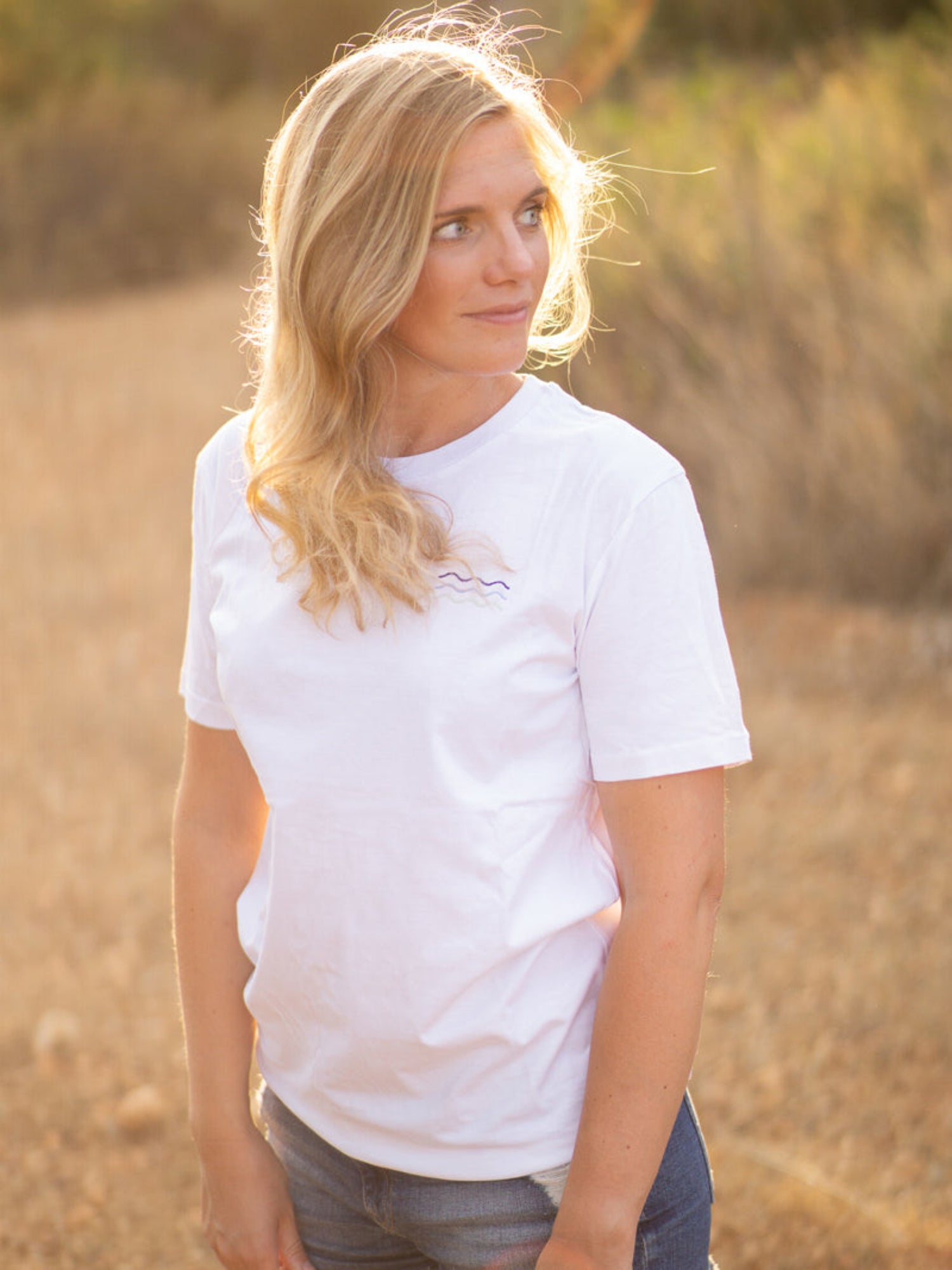 Nachhaltiges Fair Fashion Surf T-Shirt von FUXBAU in weiss mit gestickten Wellen aus 100% Biobaumwolle.