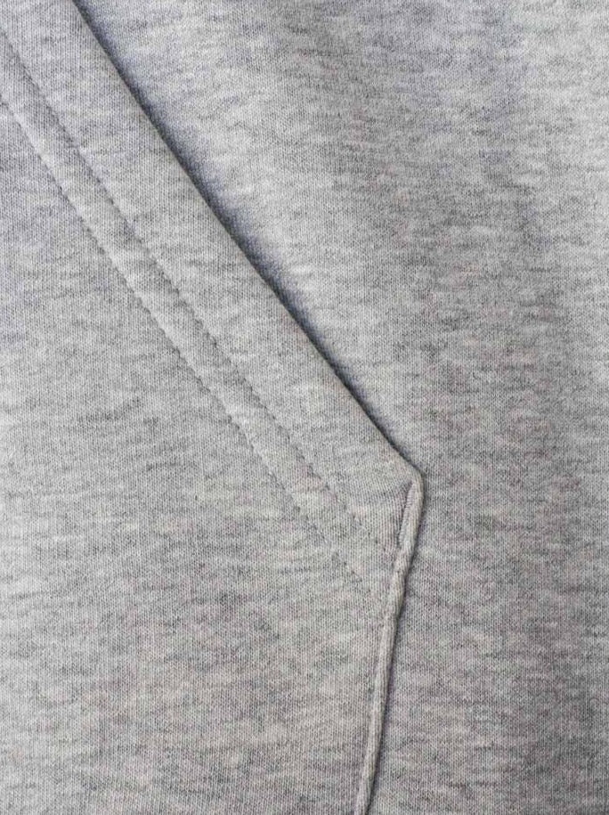 Hochwertige Taschen eines nachhaltigen FUXBAU Hoodies in grau aus Biobaumwolle.
