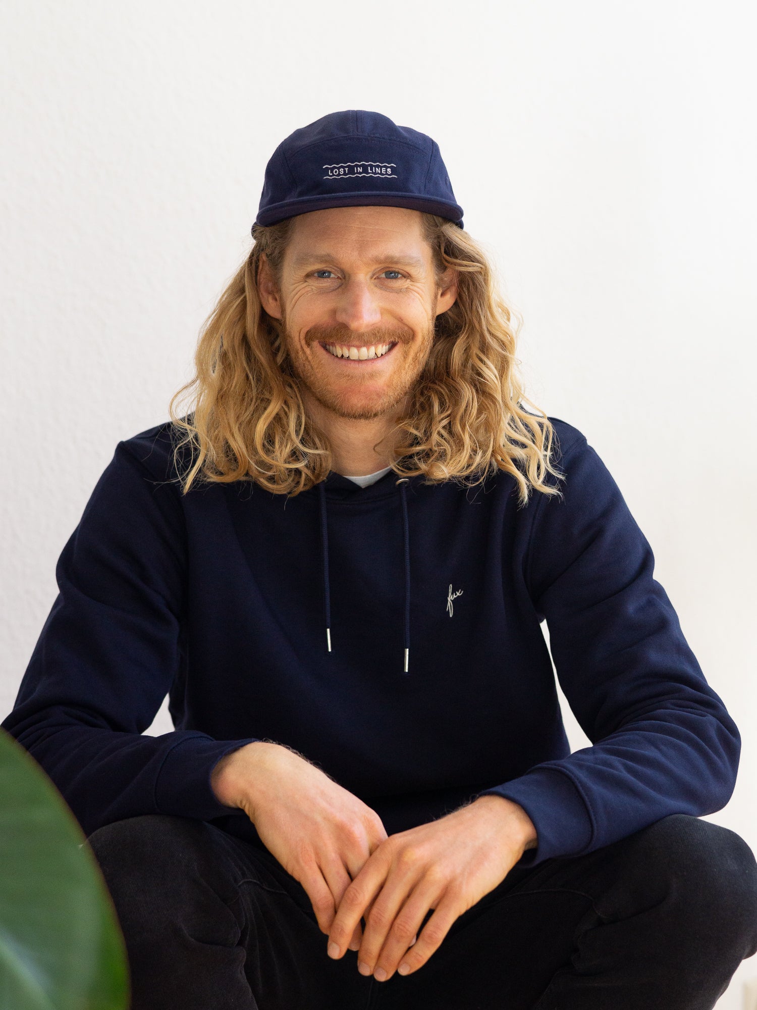 Mo trägt unsere FUXBAU Lost in Lines Cap mit Stick
