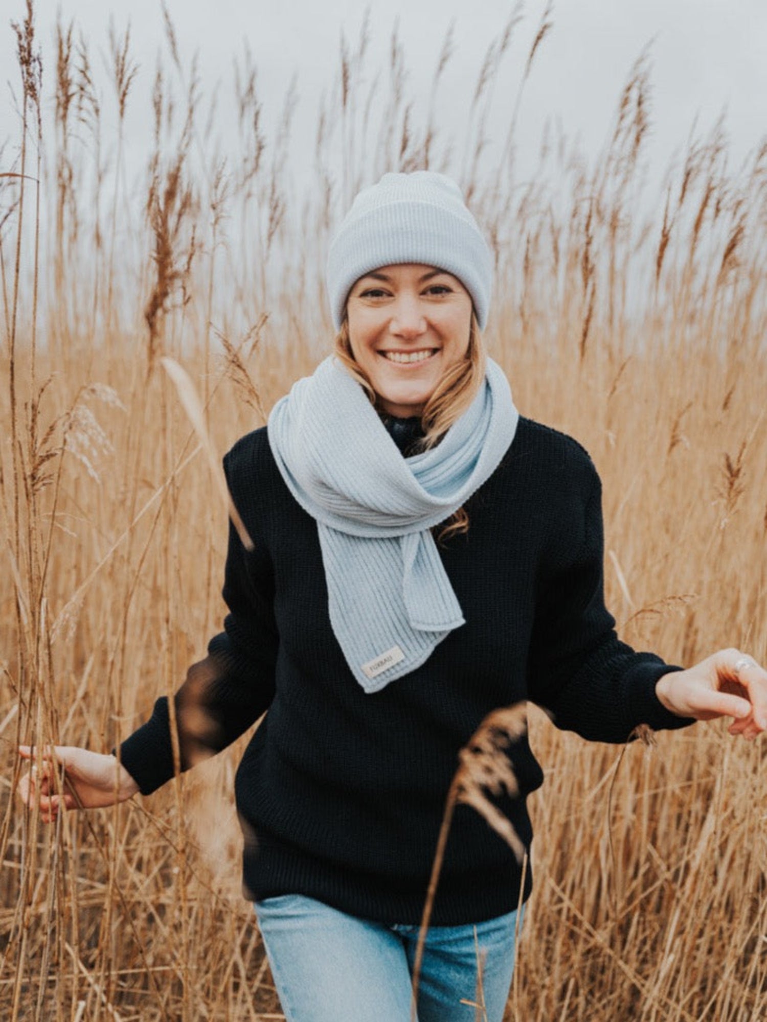 Nachhaltiges Winter Outfit von FUXBAU bestehend aus Merino Schal, Mütze und Troyer in Eisblau und Navy.