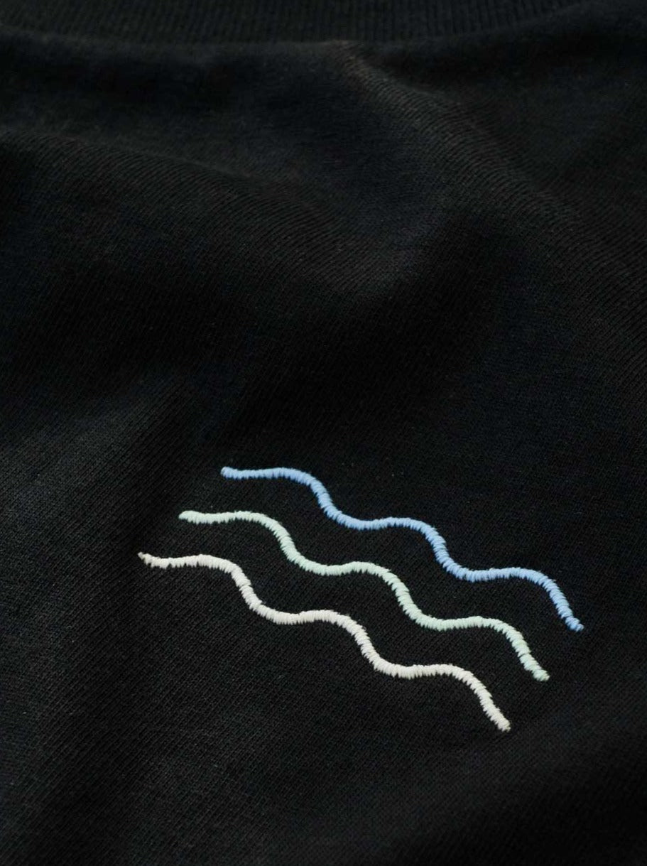 Wellen Motiv von unserem FUXBAU Fair Fashion Surf T-Shirt in schwarz aus Biobaumwolle 